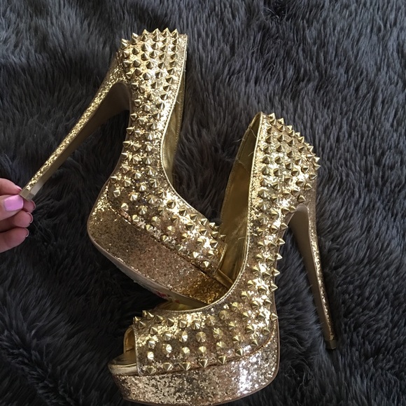 Steve Madden Shoes - Stunning Gold Steve Madden Pumps